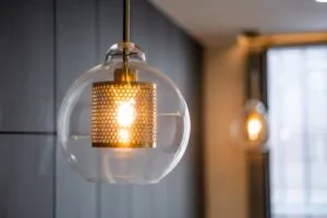 Luminaires et mobilier design : comment valoriser votre intérieur ?