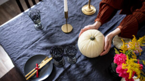 Les indispensables pour une table d’halloween à la fois festive et raffinée