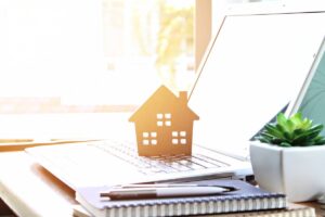 Investir seul dans l'immobilier : comment éviter les pièges des conseils gratuits ?