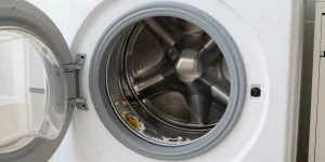 Nettoyer sa machine à laver au vinaigre blanc : ce que la science du biofilm révèle (et les gestes qui abîment le hublot)